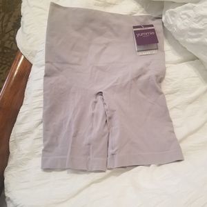 NWT yummie coolingfx shapewear shorts